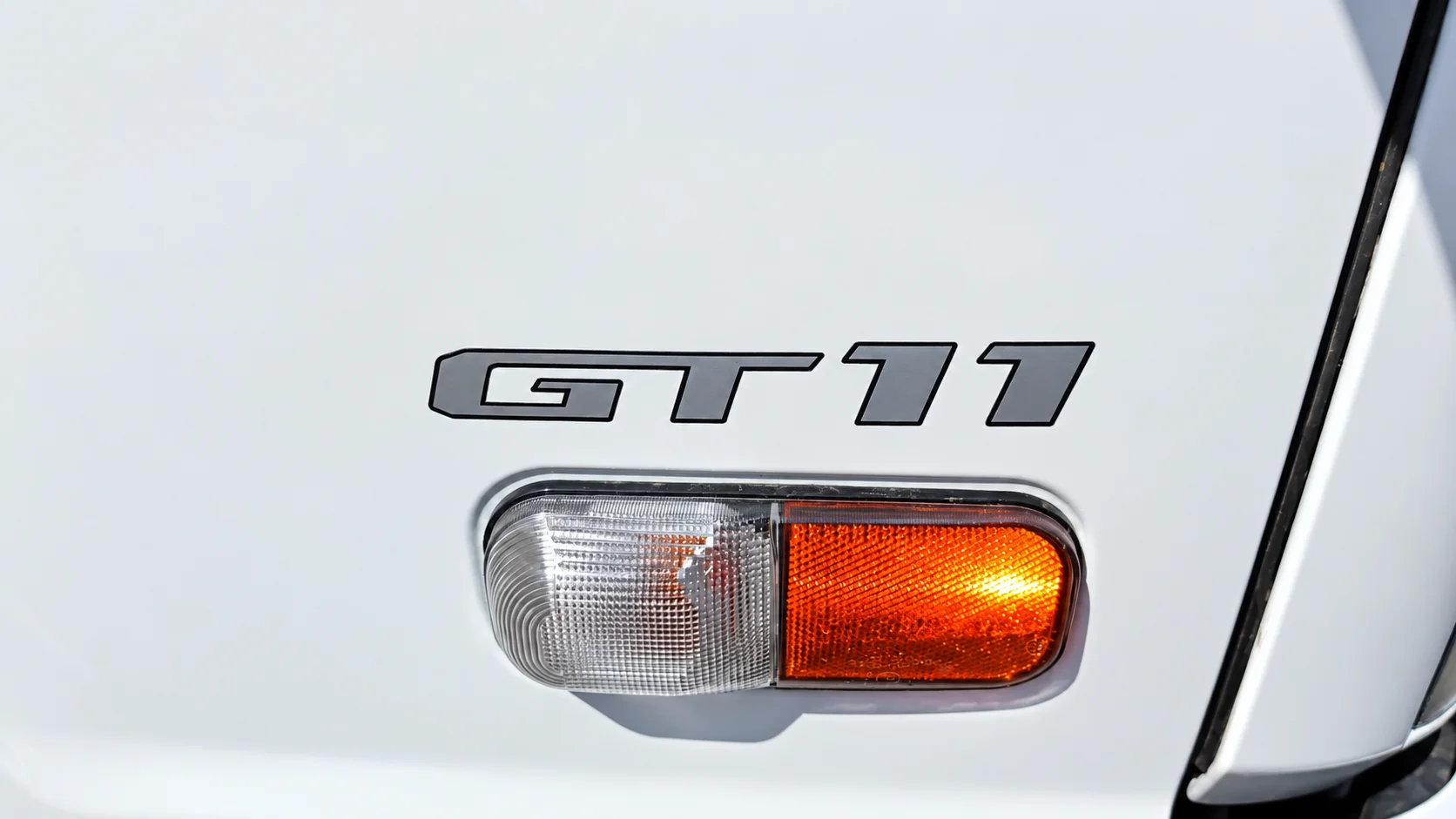 Emblema GT11 y luz lateral ámbar